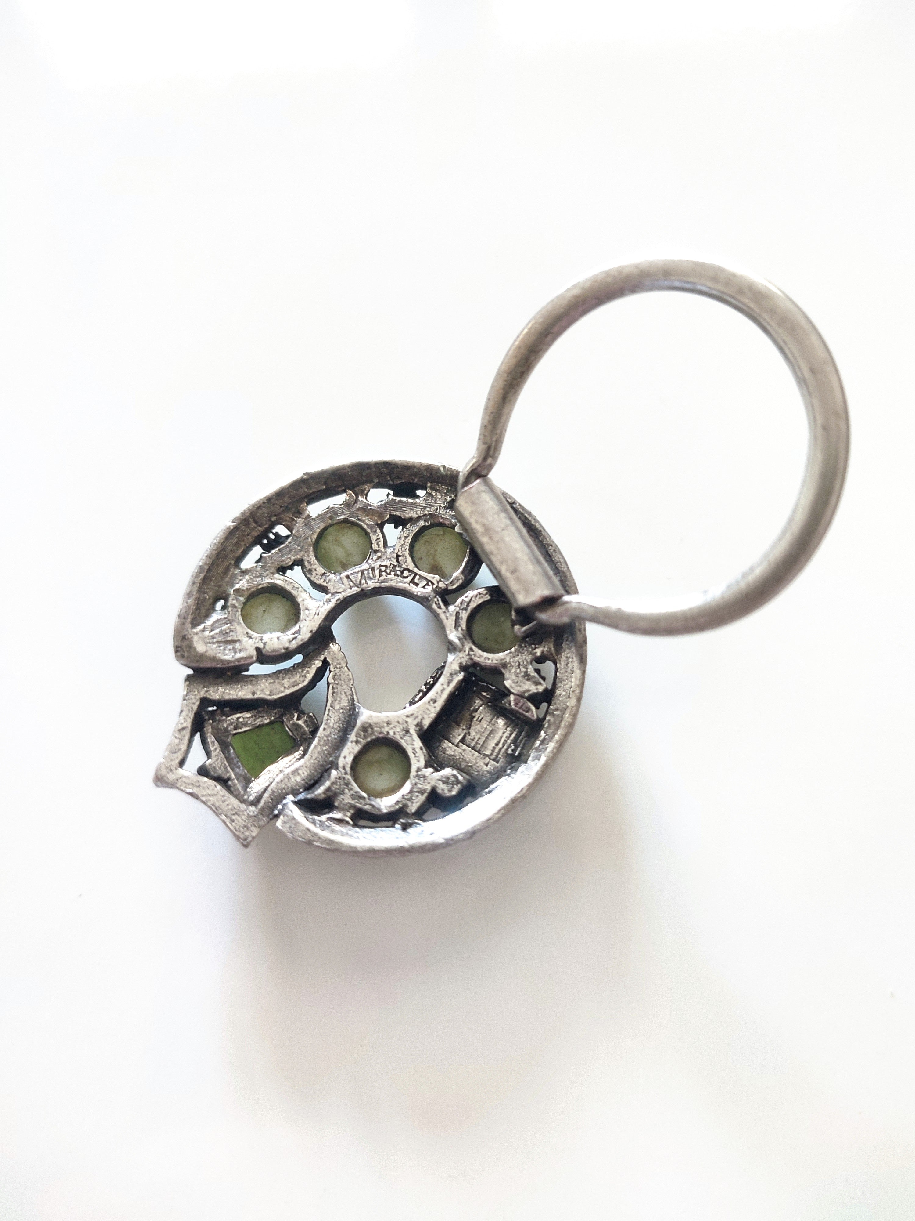 Miracle vintage Celtic clip with green glas stones