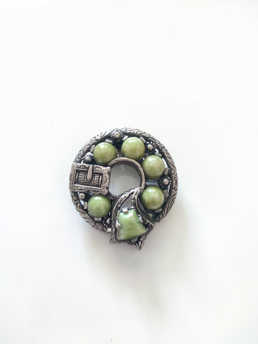Miracle vintage Celtic clip with green glas stones