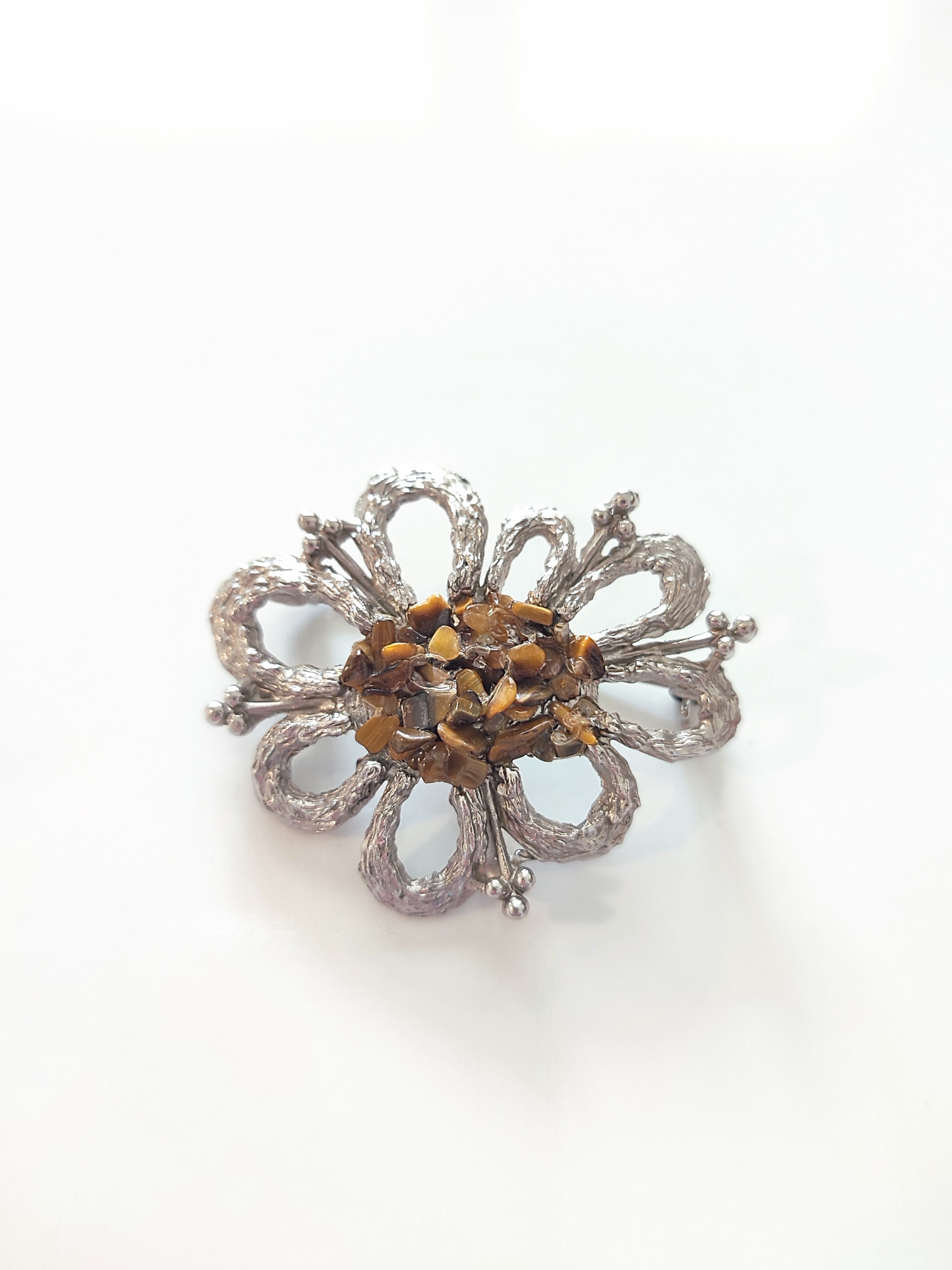 Exquisite brooch with tigereye stones
