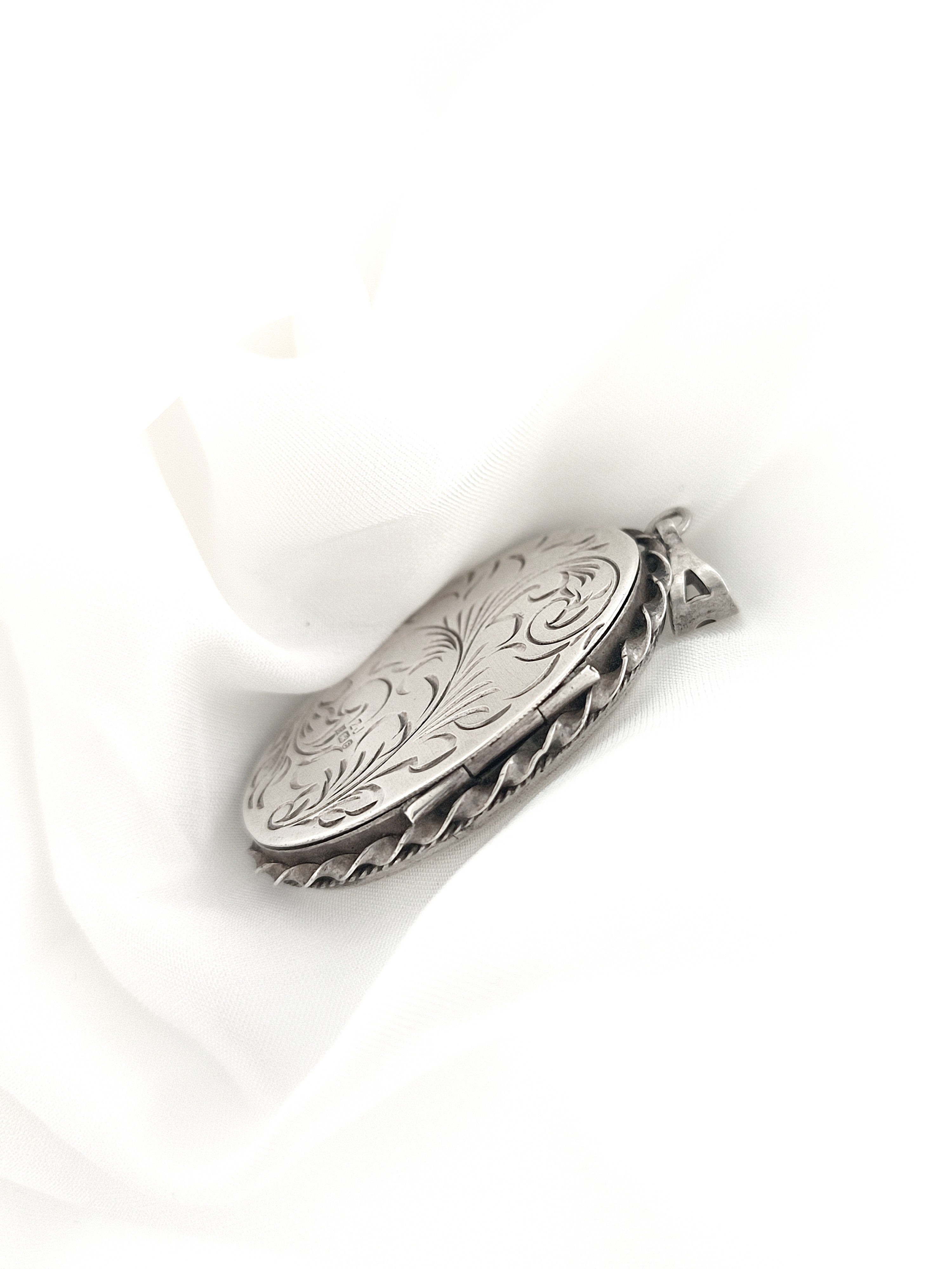 Large Victorian vintage silver locket