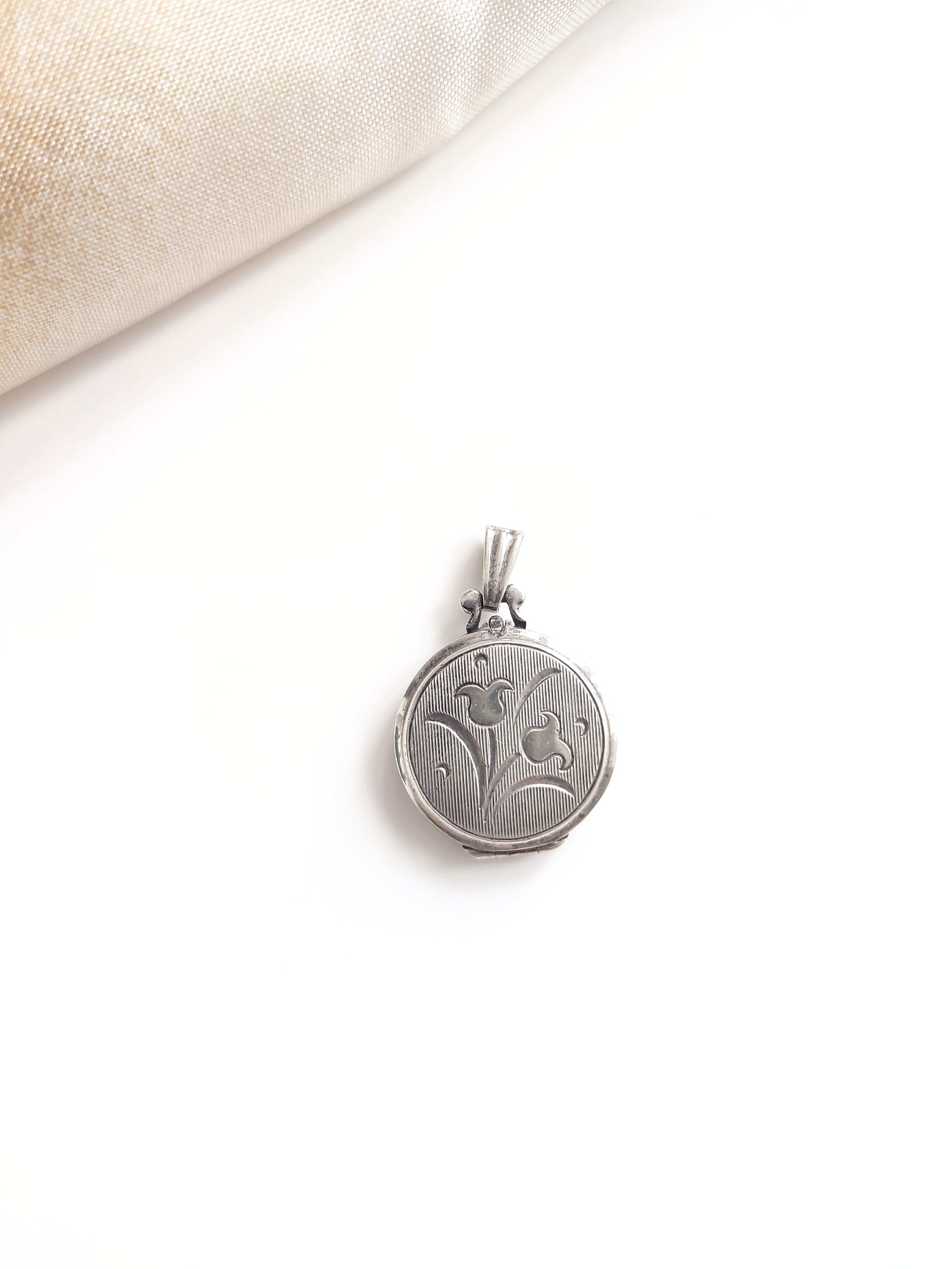 Vintage Photo Locket Pendant Kordes And Litchenfels Tulips