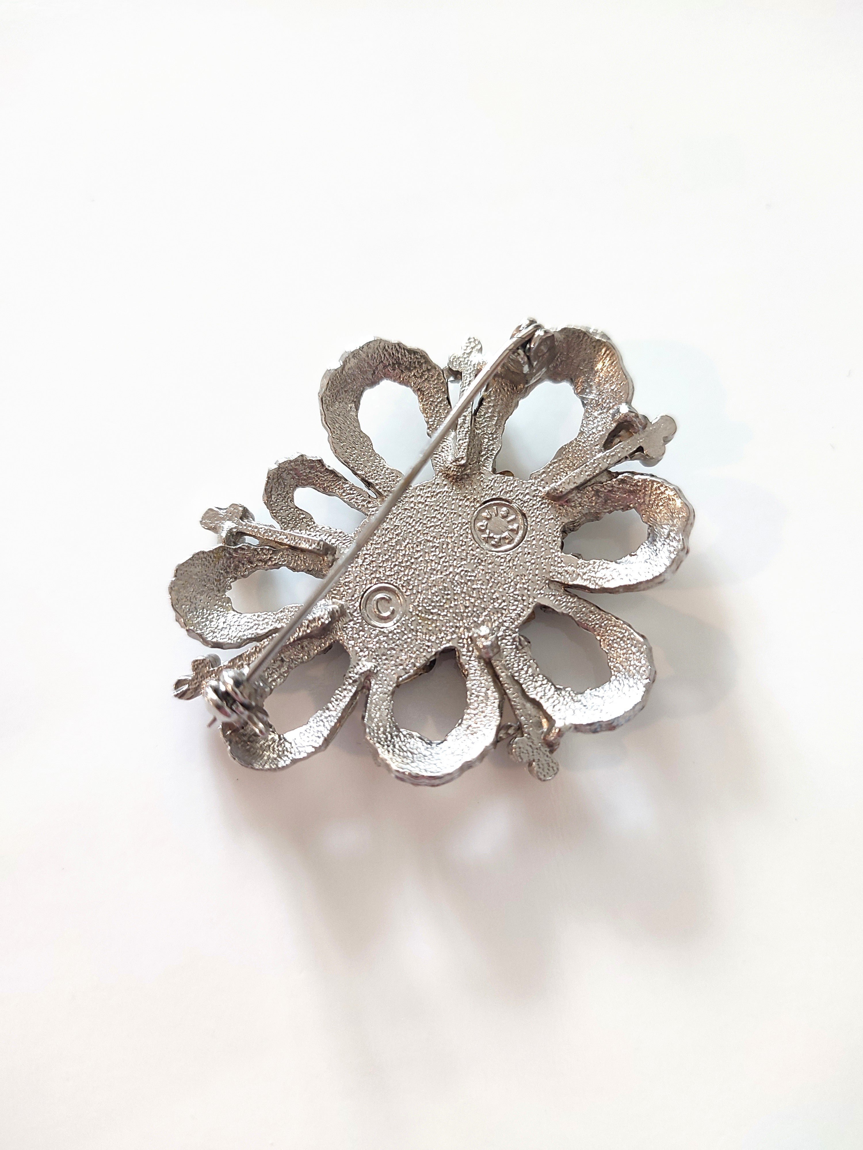 Exquisite brooch with tigereye stones