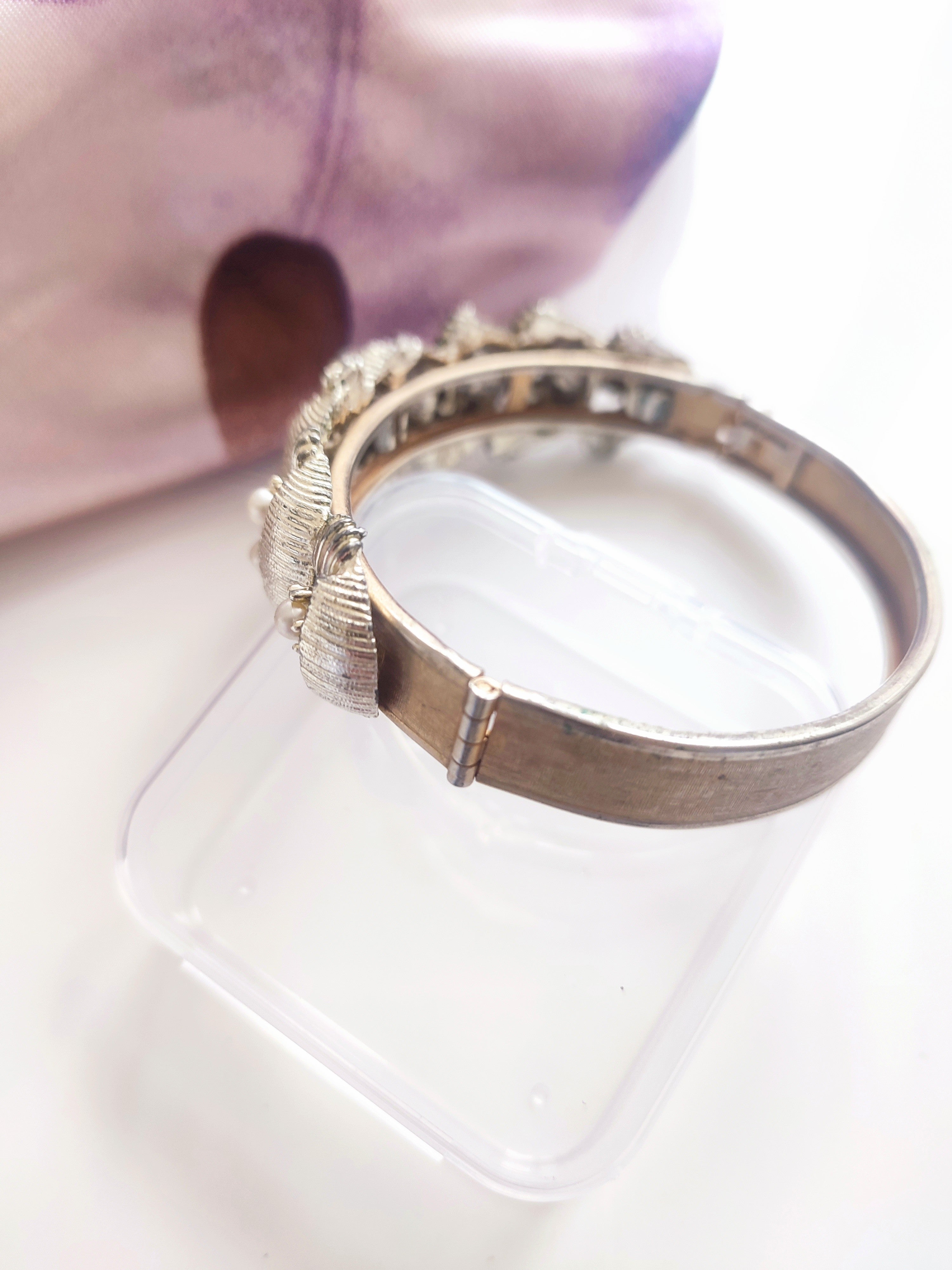 Vintage bangle bracelet with faux pearls Trifari style