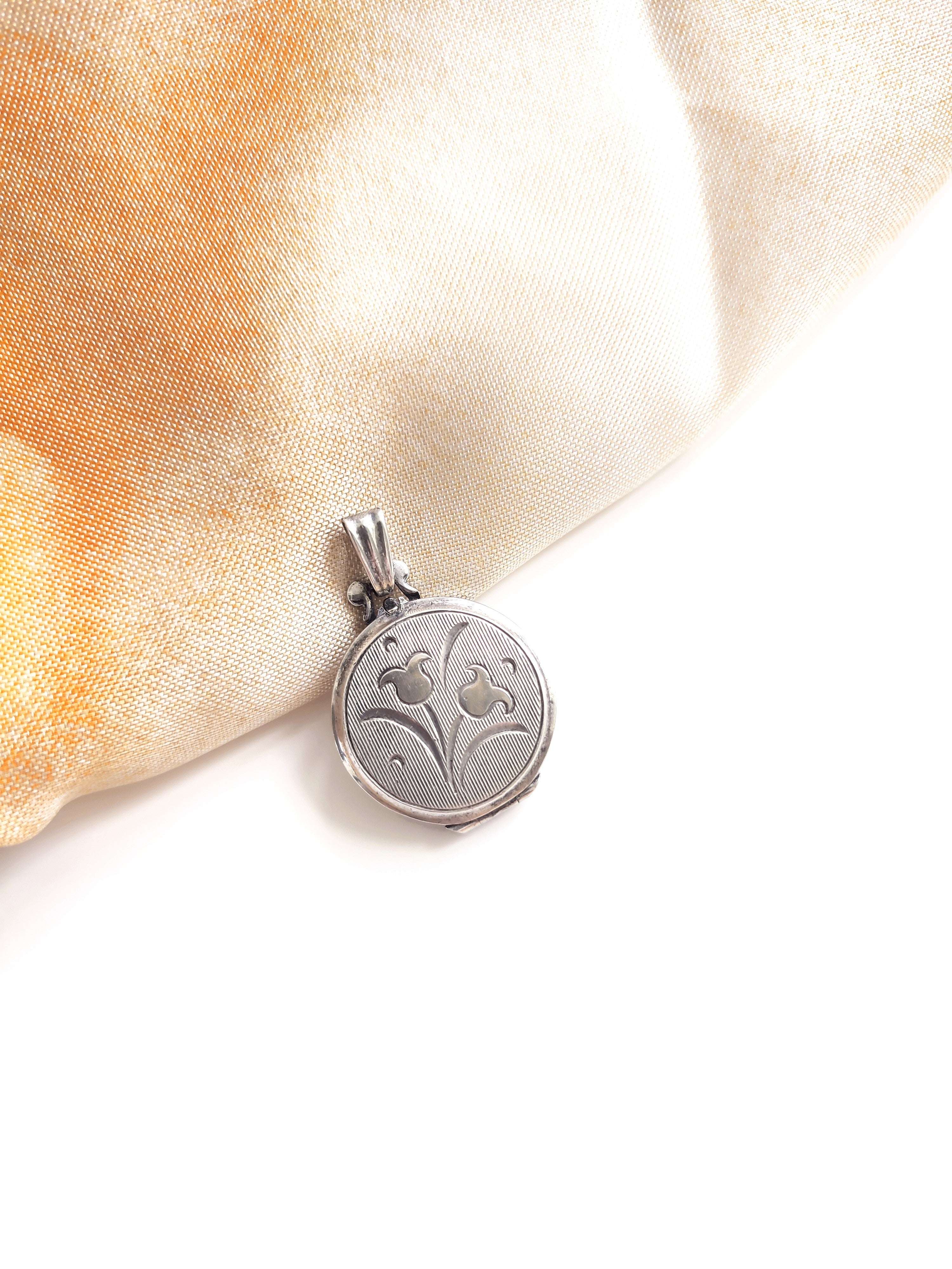 Vintage Photo Locket Pendant Kordes And Litchenfels Tulips