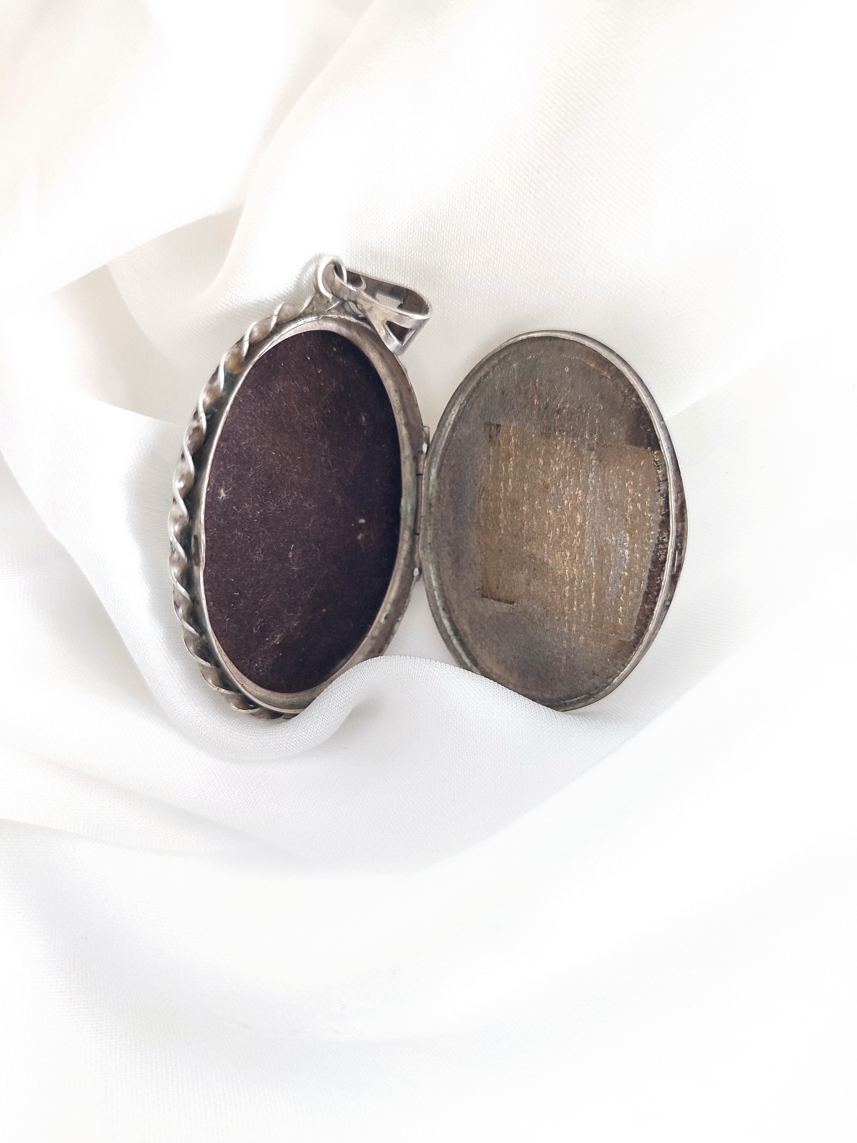 Large Victorian vintage silver locket