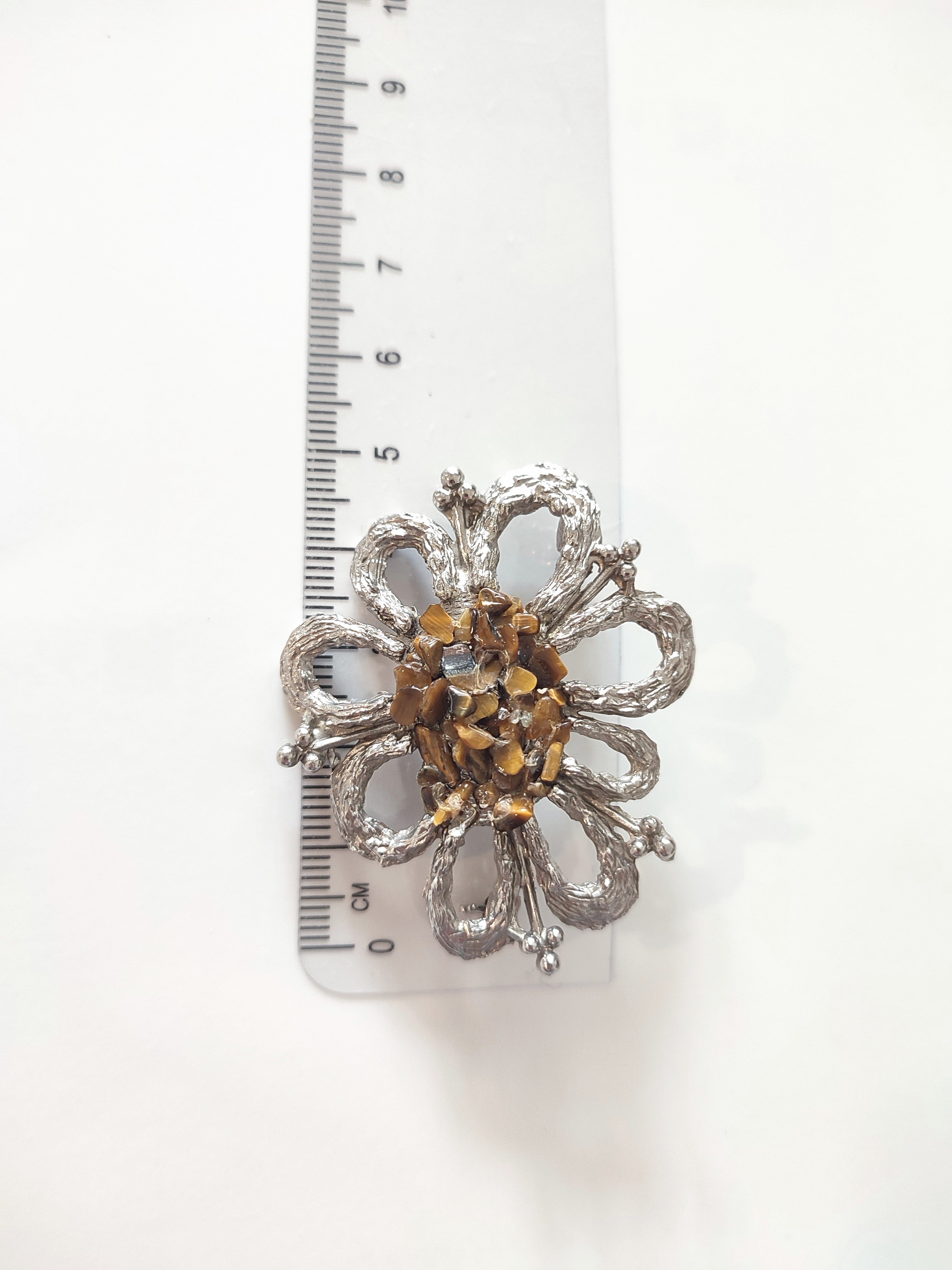 Exquisite brooch with tigereye stones